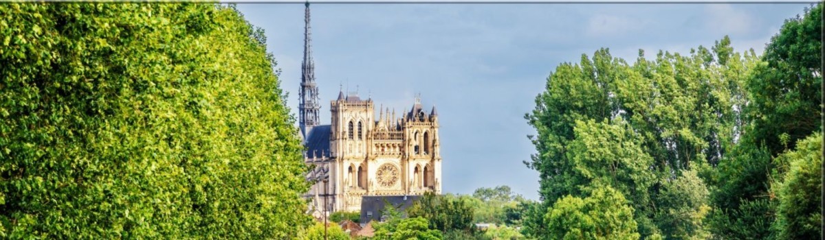 La cathedrale d Amiens vue depuis la Somme