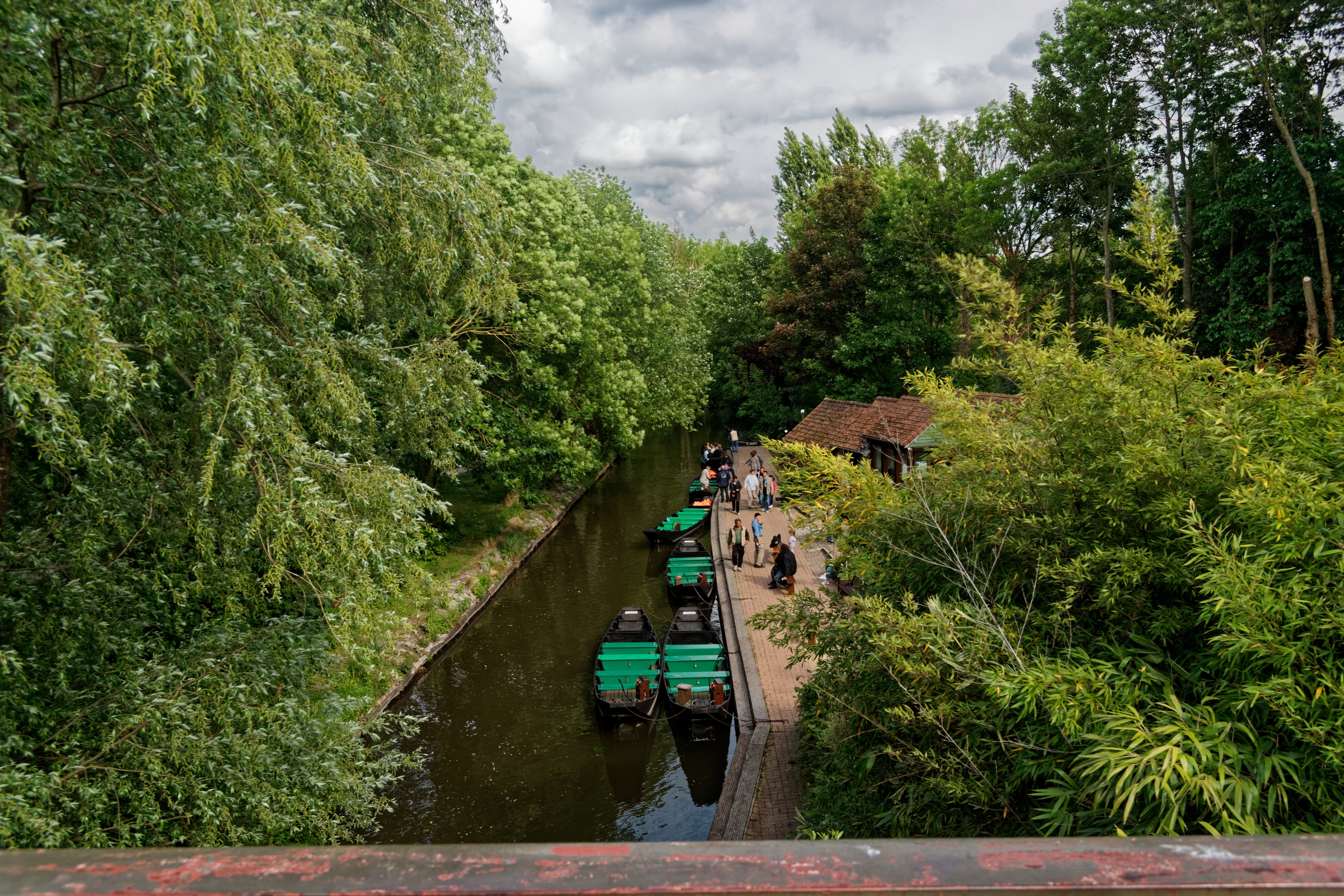 Les barques a cornet le long d un canal des Hortillonnages