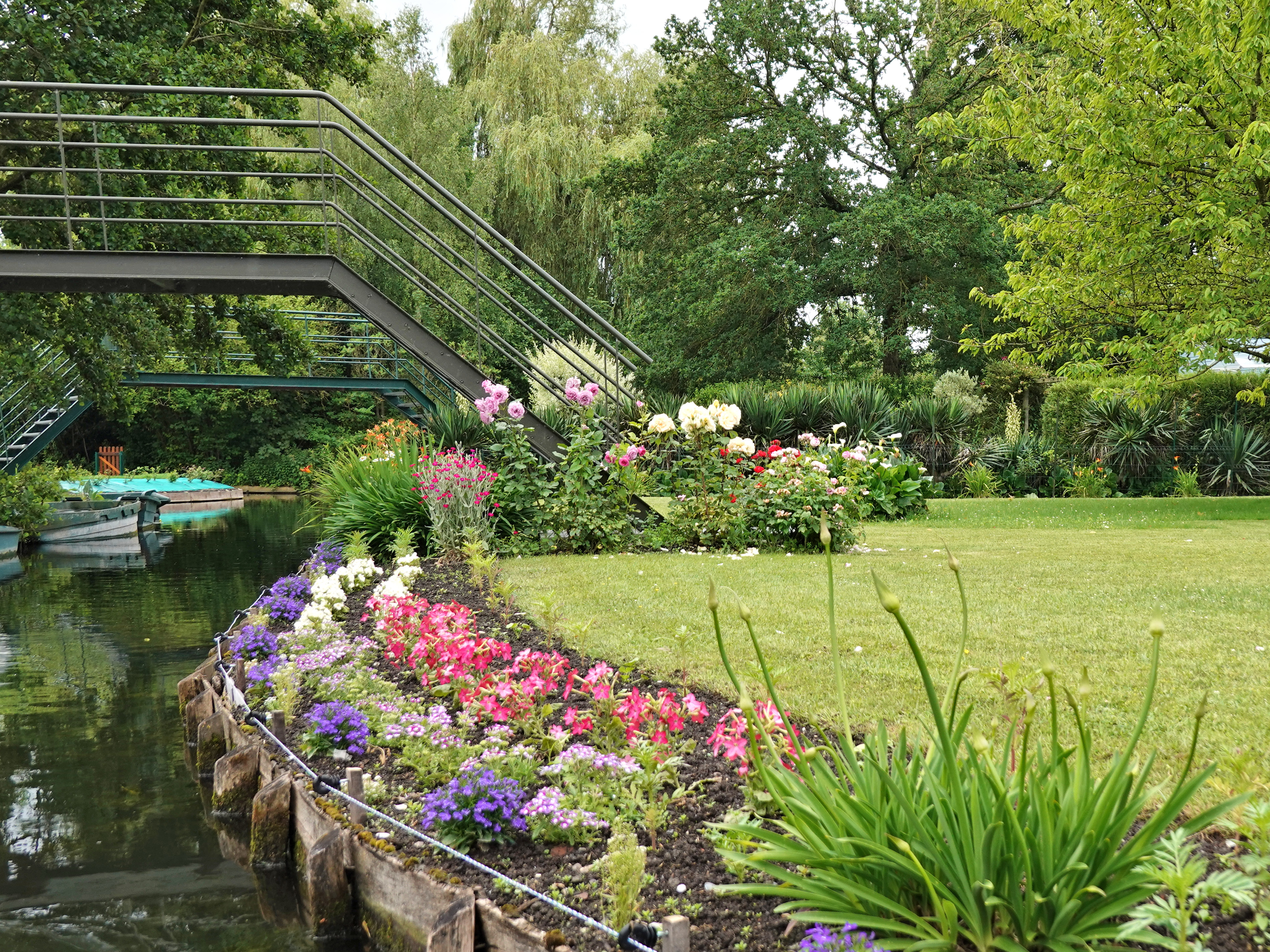Les jardins fleuris des Hortillonnages et leur passerelle